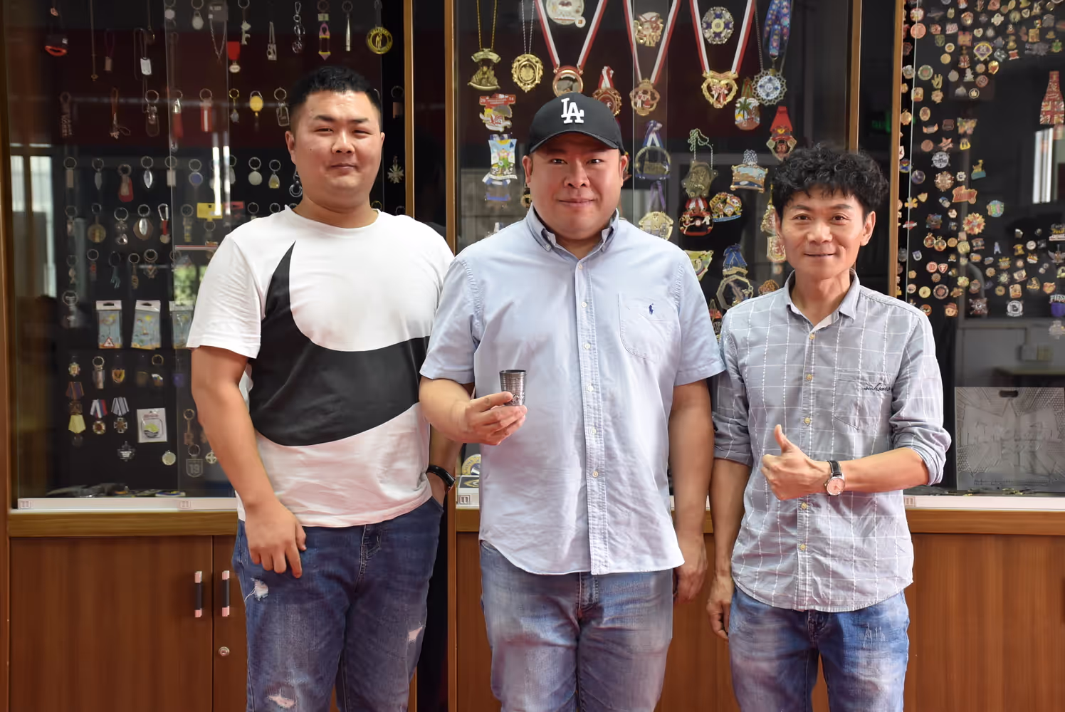 Customers visit the factory and exchange ideas with technicians on the production process of metal gifts