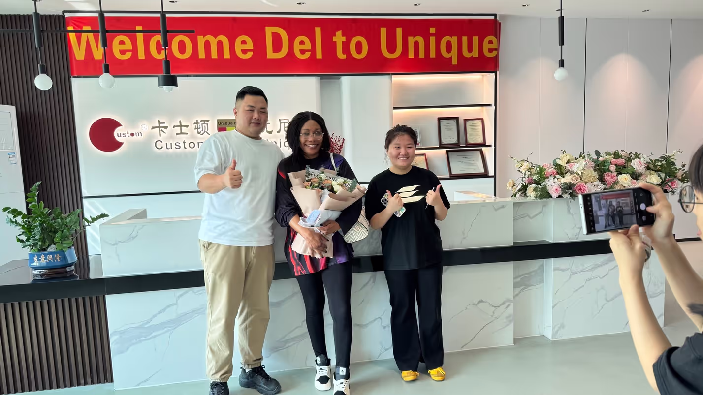 Customers visit the factory and exchange ideas with technicians on the production process of metal gifts
