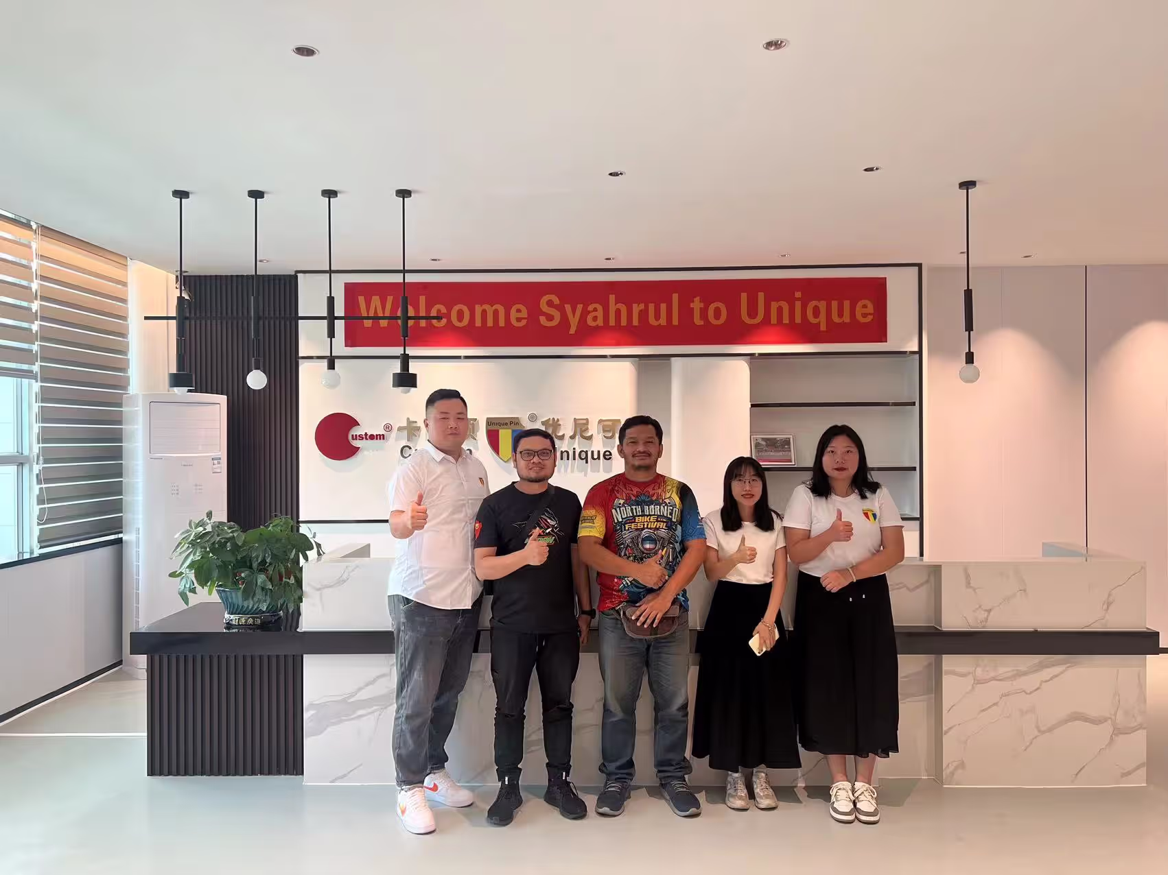 Customers visit the factory and exchange ideas with technicians on the production process of metal gifts