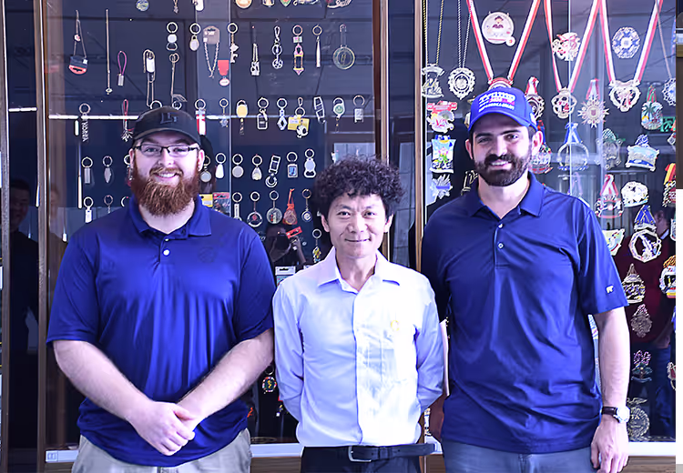Customers visit the factory and exchange ideas with technicians on the production process of metal gifts